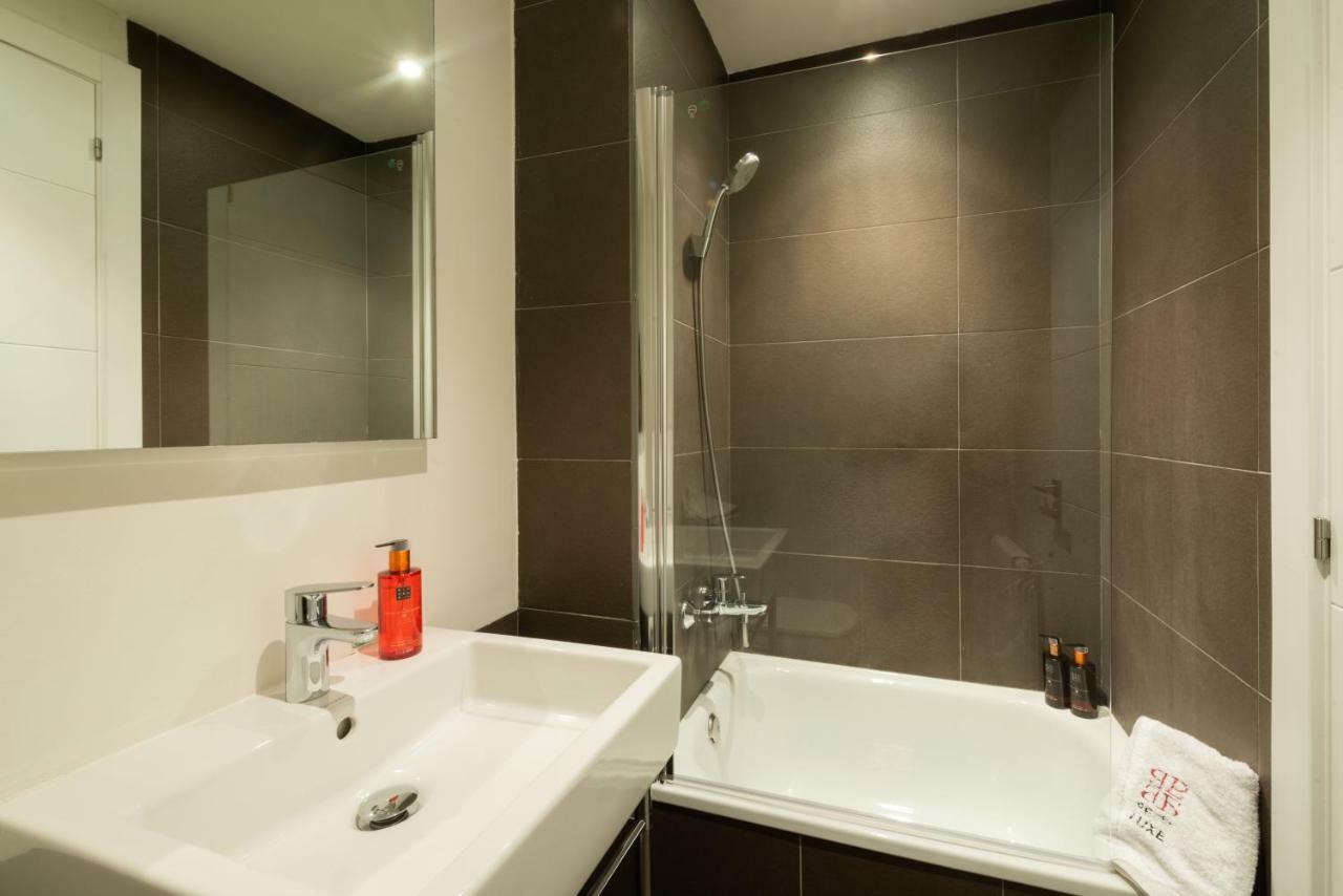 Petit Luxe Tobella Esquerra Apartment Terrassa Bagian luar foto